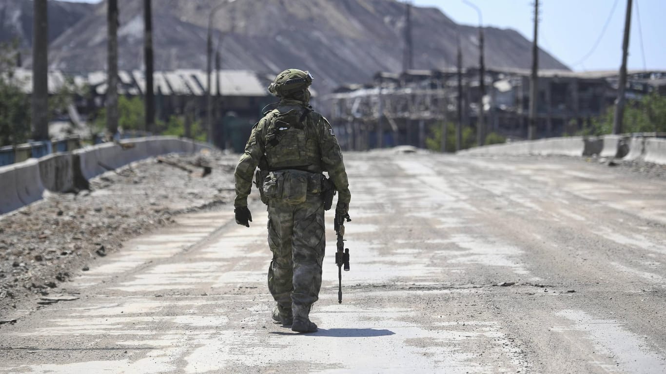 Russischer Soldat in Mariupol: Die Stadt wurde nach langen Kämpfen von Russland eingenommen.