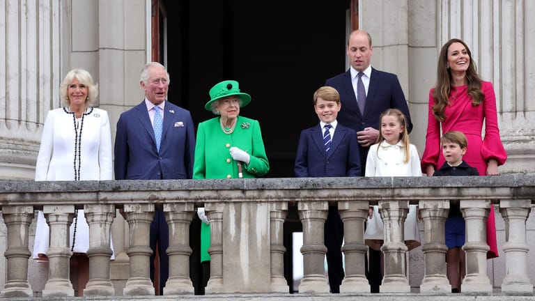 Herzogin Camilla, Prinz Charles, Queen Elizabeth II., Prinz George, Prinz William, Prinzessin Charlotte, Herzogin Kate und Prinz Luis: Die Royal Family feierte Anfang Juni das Thronjubiläum der Königin.