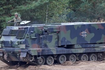 Ein Multiple Launch Rocket System MARS der Artillerie der Bundeswehr (Archiv): Nun hat Verteidigungsministerin Lambrecht eine neue Ankündigung gemacht.