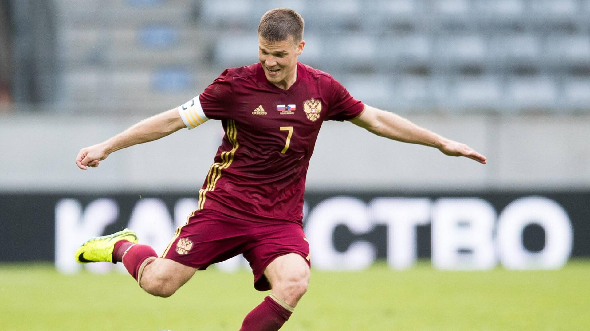 Igor Denisov als Kapitän der russischen Nationalmannschaft im Jahr 2016 im Spiel gegen Tschechien.