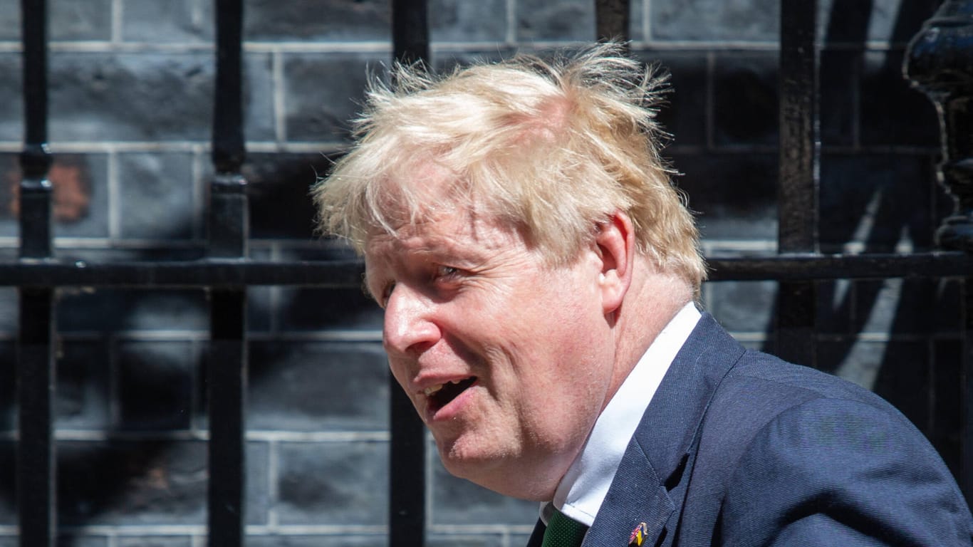Boris Johnson vor seinem Amtssitz in London (Archivbild): Der Premier hat einen wichtigen Berater verloren.