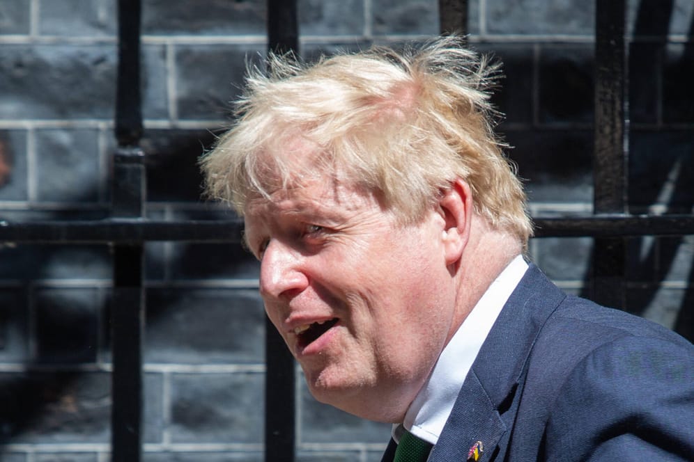 Boris Johnson vor seinem Amtssitz in London (Archivbild): Der Premier hat einen wichtigen Berater verloren.