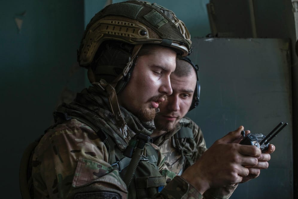 Ukraine-Krieg: Ukrainische Soldaten schauen auf einen Drohnenbildschirm, der die Stellungen der russischen Truppen während schwerer Kämpfe an der Front in Sjewjerodonezk in der Region Luhansk anzeigt.