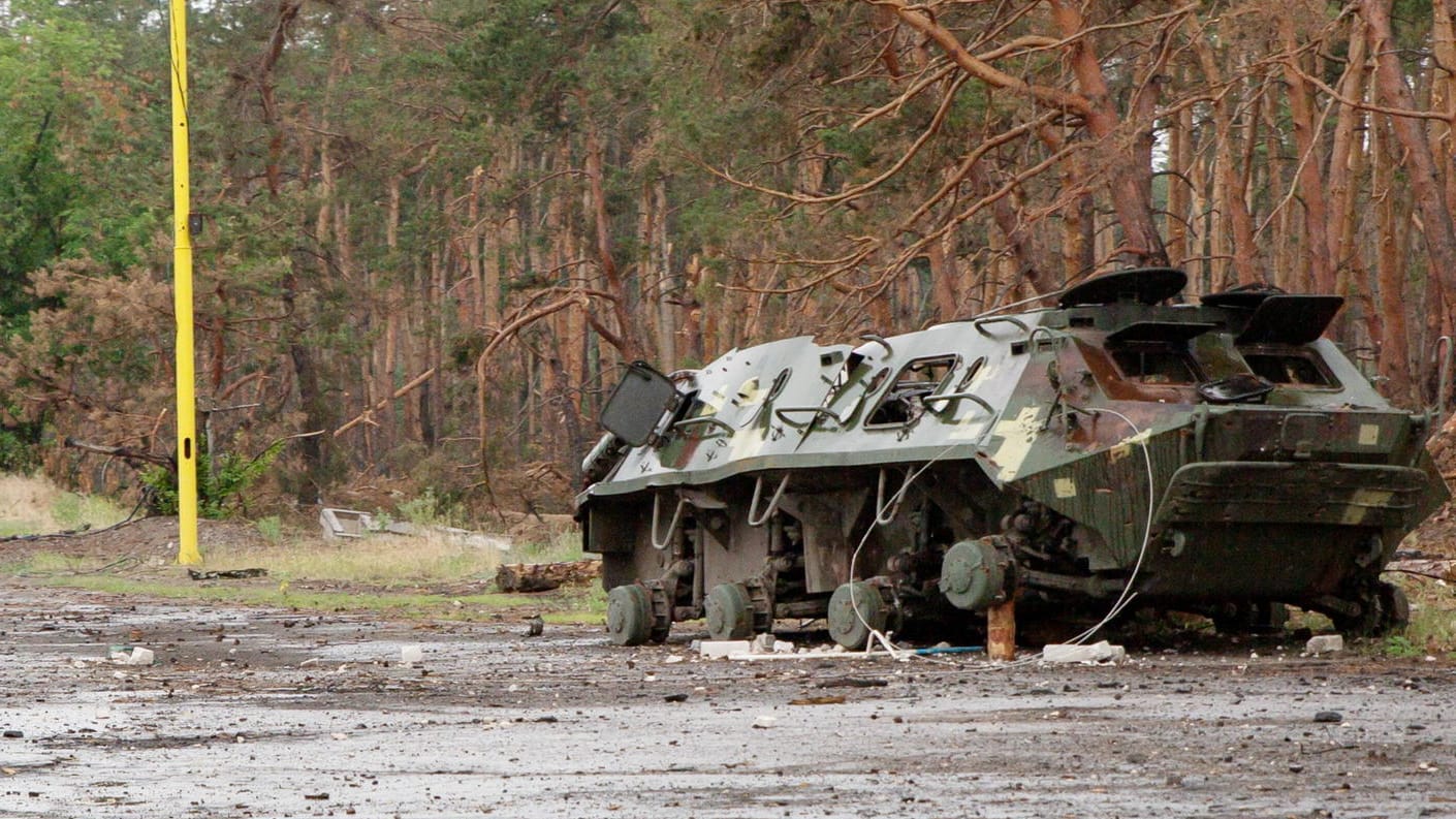 Ein zerstörter ukrainischer Militärtransporter steht an einer Straße in Sjewjerodonezk: Die Kämpfe um die Stadt gehen weiter.