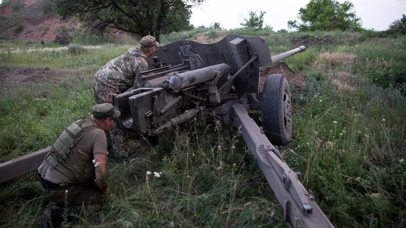 Mit Russland verbündete ostukrainische Kämpfer rücken im Donbass gegen die ukrainische Regierungsarmee vor.