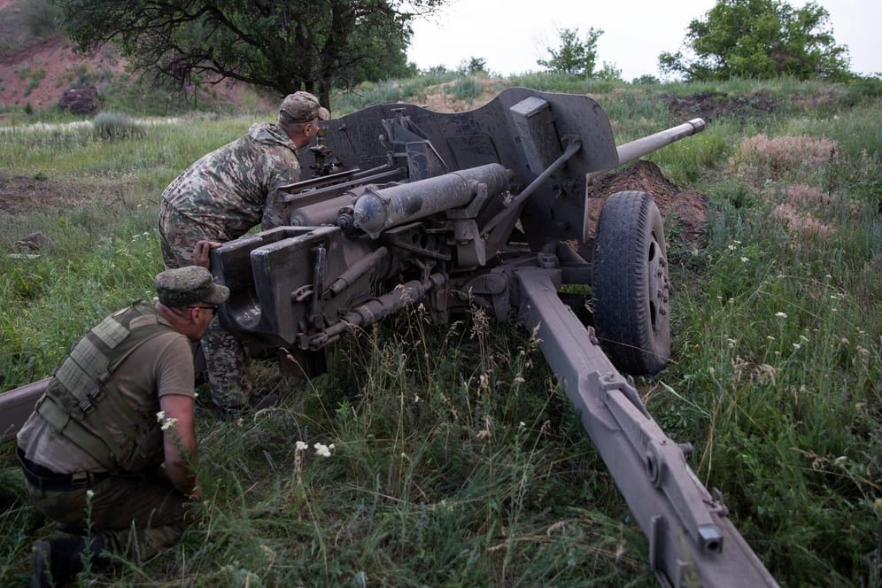 Mit Russland verbündete ostukrainische Kämpfer rücken im Donbass gegen die ukrainische Regierungsarmee vor.