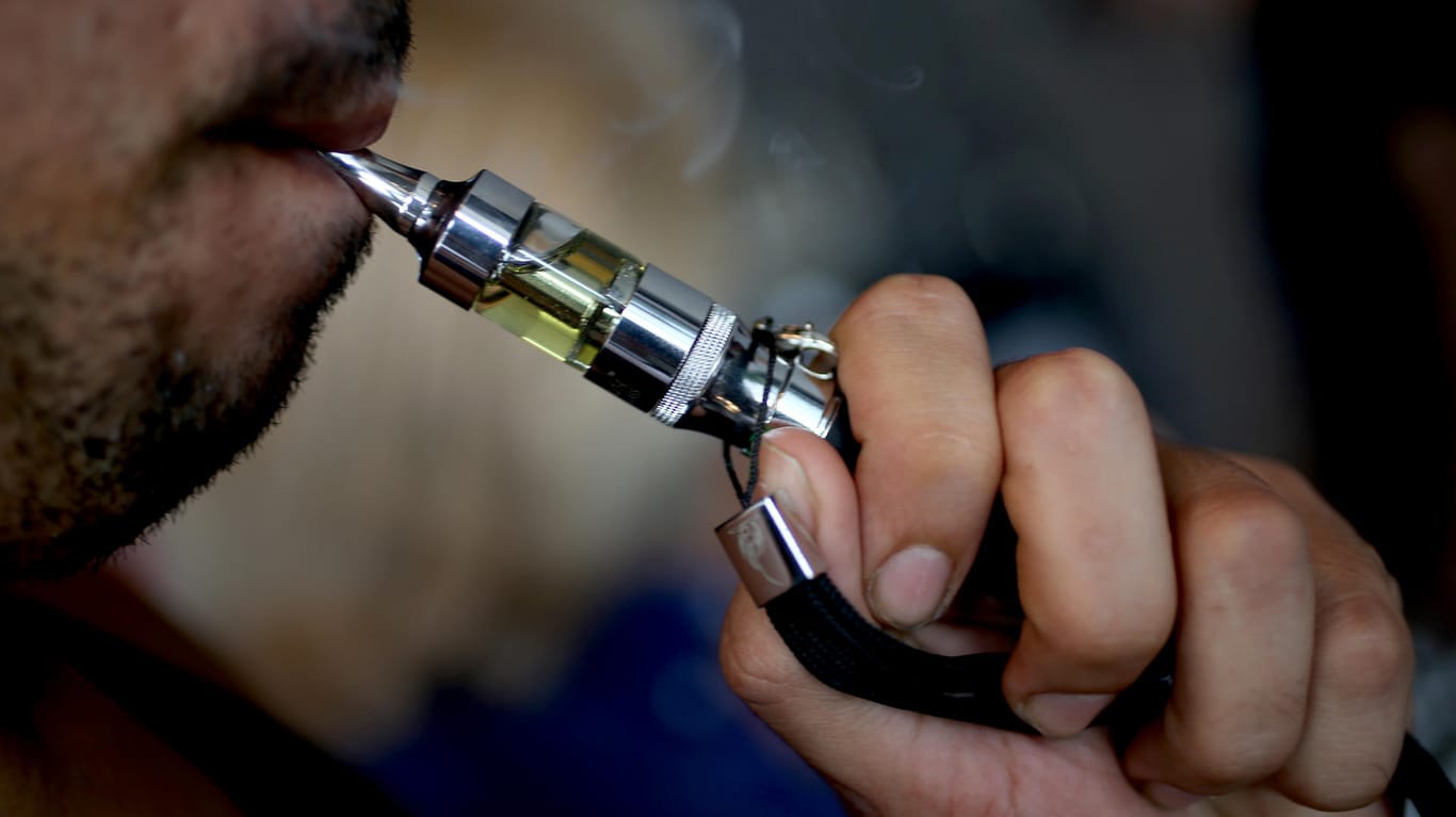 Elektronische Zigarette (Symbolbild): Das E-Zigarettenbündnis kämpft gegen die steuerbedingte Preissteigerung von 77 Prozent.