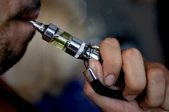 Elektronische Zigarette (Symbolbild): Das E-Zigarettenbündnis kämpft gegen die steuerbedingte Preissteigerung von 77 Prozent.