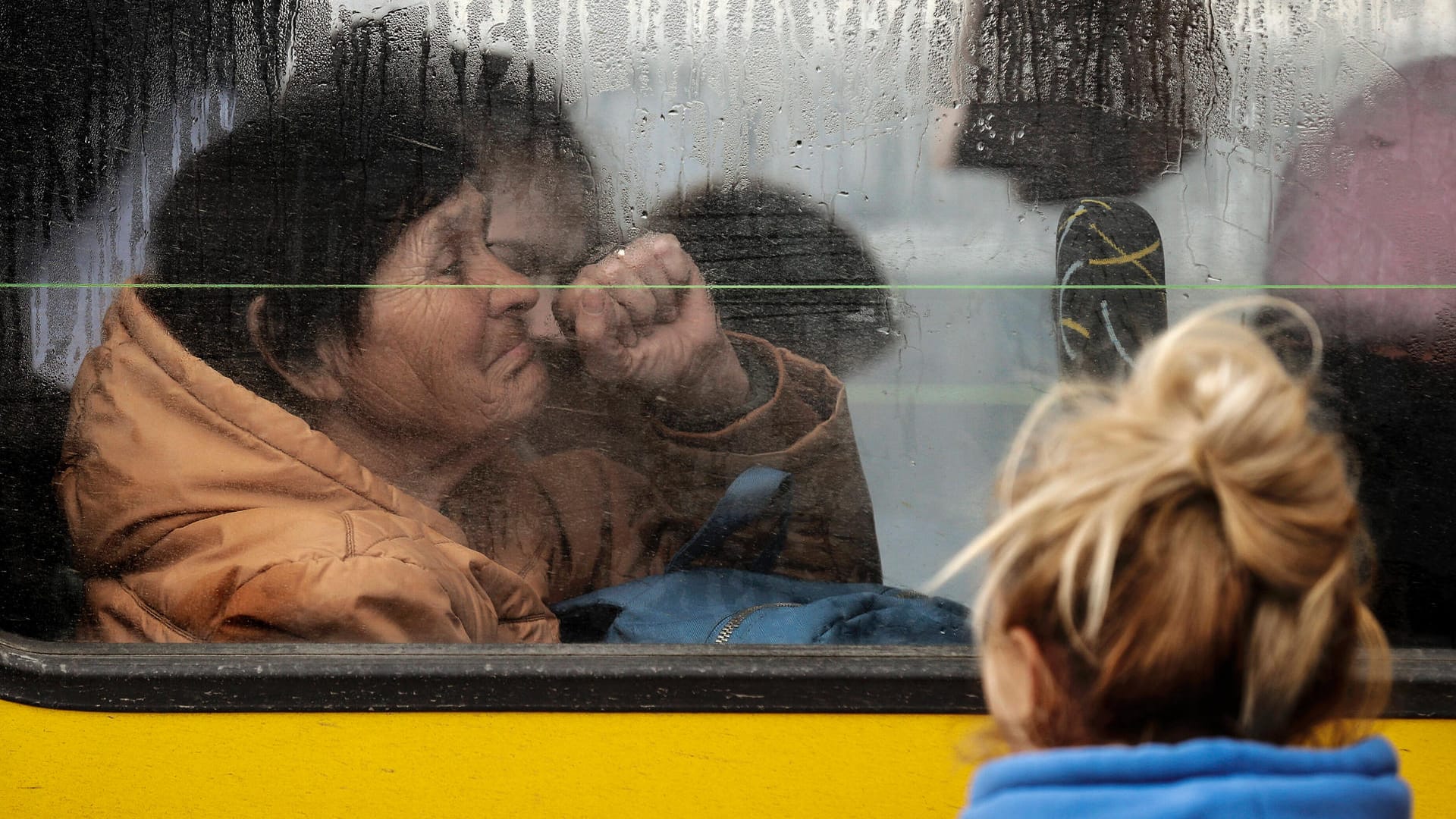 Eine Frau in einem Bus auf der Flucht aus der Ukraine: Seit mehr als 110 Tagen herrscht in dem europäischen Land Krieg.