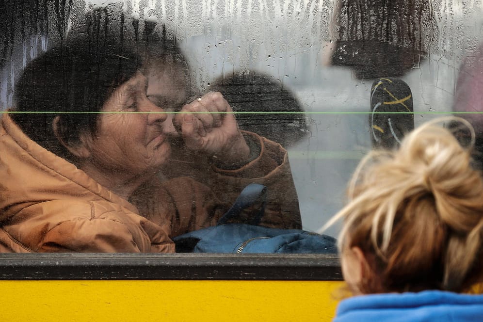 Eine Frau in einem Bus auf der Flucht aus der Ukraine: Seit mehr als 110 Tagen herrscht in dem europäischen Land Krieg.
