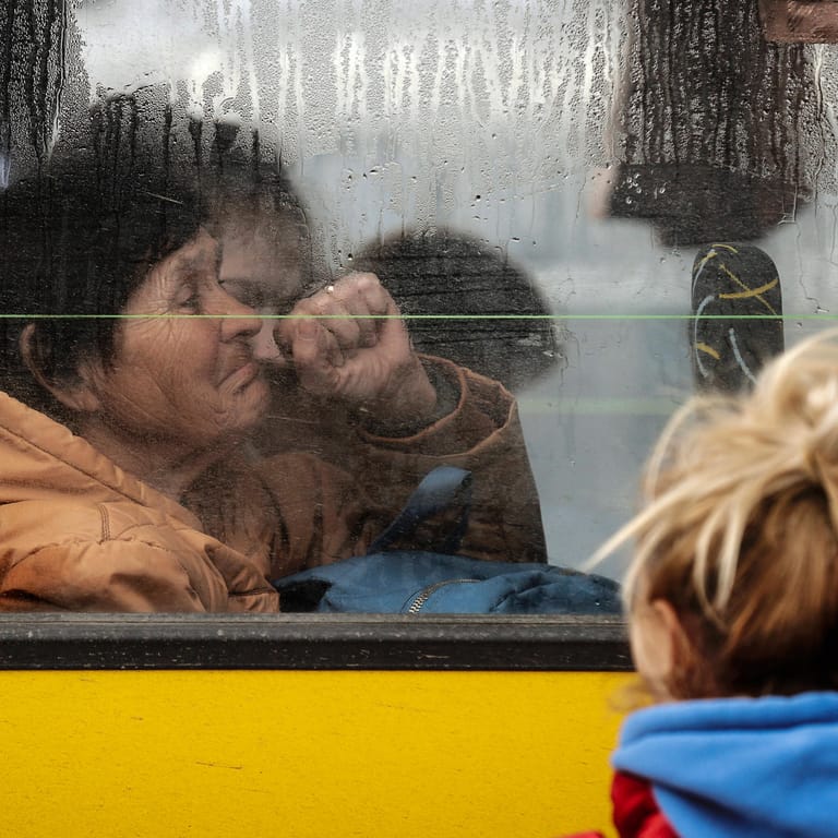 Eine Frau in einem Bus auf der Flucht aus der Ukraine: Seit mehr als 110 Tagen herrscht in dem europäischen Land Krieg.