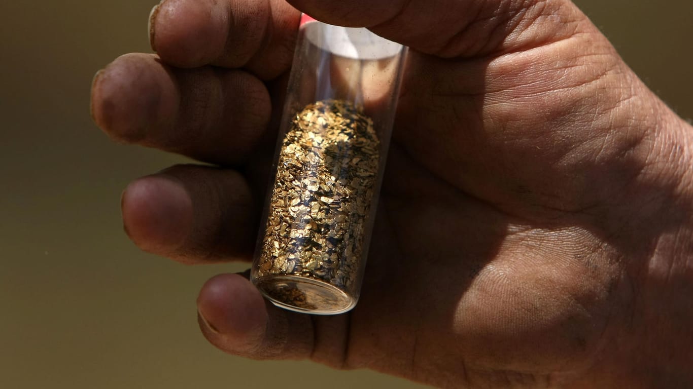 Goldflocken im Glas (Symbolbild): Weltweit gibt es nach Schätzungen in Lagerstätten noch Goldreserven von rund 54.000 Tonnen.