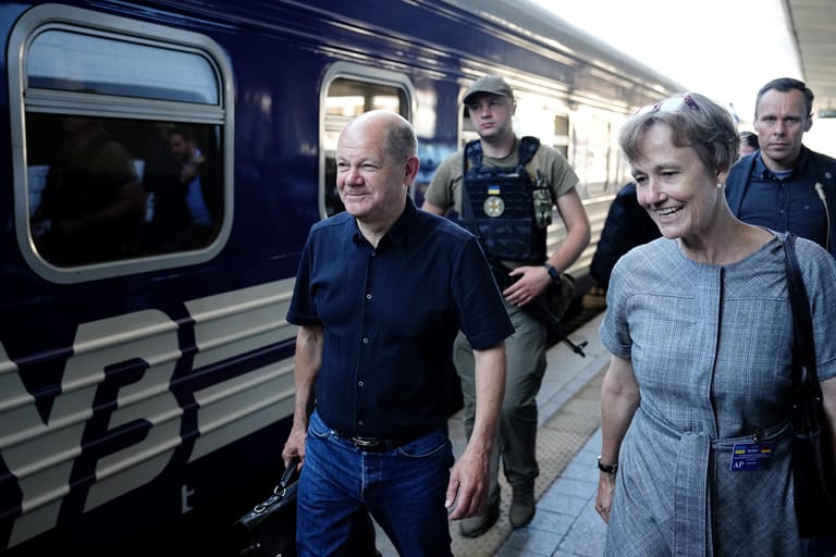 Bundeskanzler Olaf Scholz traf am Bahnhof die deutsche Botschafterin in Kiew, Anka Feldhusen.