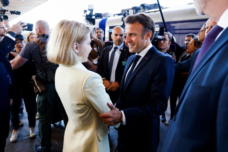 Die ukrainische Premierministerin Iryna Vereshchuk begrüßt Emmanuel Macron.