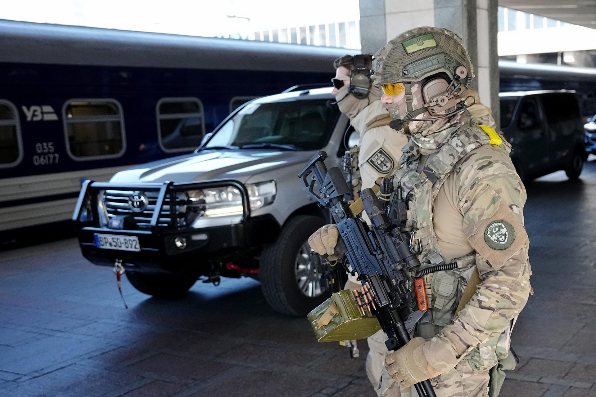 Ein ukrainischer Soldat sichert die Ankunft des Sonderzuges, mit dem der Bundeskanzler und seine Amtskollegen den Bahnhof der ukrainischen Hauptstadt erreicht.