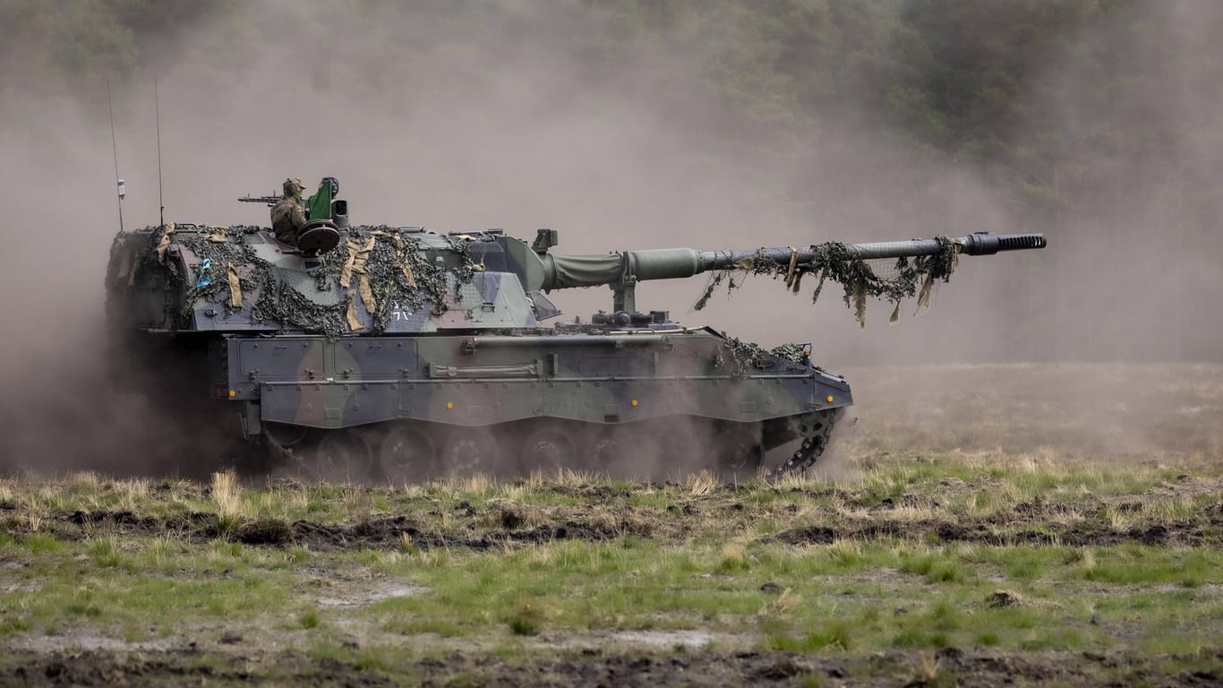 Panzerhaubitze 2000 der Bundeswehr: Lambrecht erklärte, dass einige Waffen schon bald in die Ukraine geliefert werden.