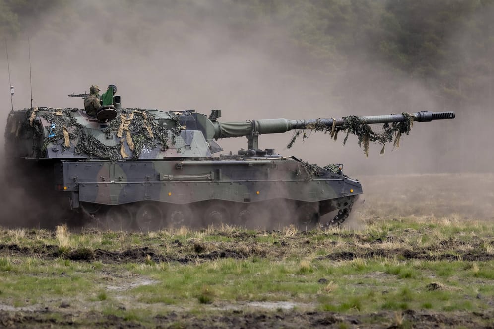 Panzerhaubitze 2000 der Bundeswehr: Lambrecht erklärte, dass einige Waffen schon bald in die Ukraine geliefert werden.