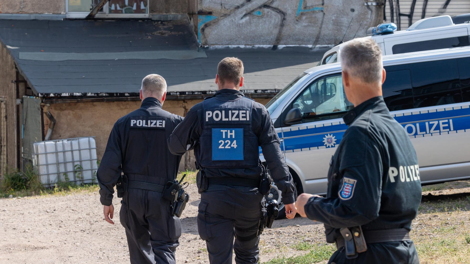 Polizisten durchsuchen bei einer Razzia ein Fabrikgebäude in Thüringen: Über 500 Beamte waren insgesamt im Einsatz. Polizisten durchsuchen bei einer Razzia ein Fabrikgebäude in Thüringen: Über 500 Beamte waren insgesamt im Einsatz.