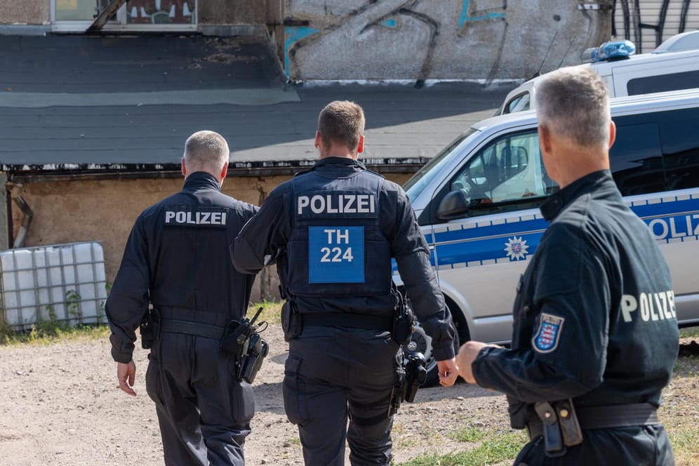 Polizisten durchsuchen bei einer Razzia ein Fabrikgebäude in Thüringen: Über 500 Beamte waren insgesamt im Einsatz.