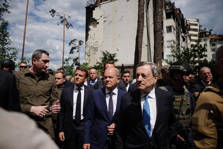 Oleksij Tschernyschow (l-r), der Sondergesandte des ukrainischen Präsidenten Selenskyj für eine EU-Beitrittsperspektive, geht mit Macron, Scholz und Draghi an zerstörten Gebäuden in Irpin im Großraum Kiew vorbei.
