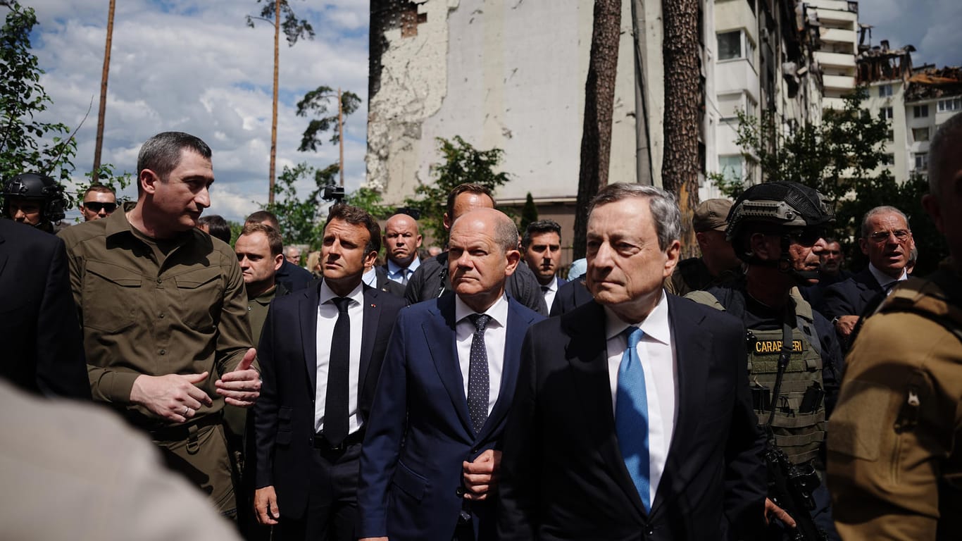 Oleksij Tschernyschow (l-r), der Sondergesandte des ukrainischen Präsidenten Selenskyj für eine EU-Beitrittsperspektive, geht mit Macron, Scholz und Draghi an zerstörten Gebäuden in Irpin im Großraum Kiew vorbei.