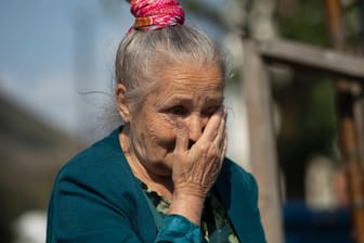 Nina Petrenko, eine 75-jährige Ukrainerin: Petrenko ist nur eine von vielen, die durch den Krieg vertrieben wurden und mit etwa 60 Euro im Monat auskommen müssen.