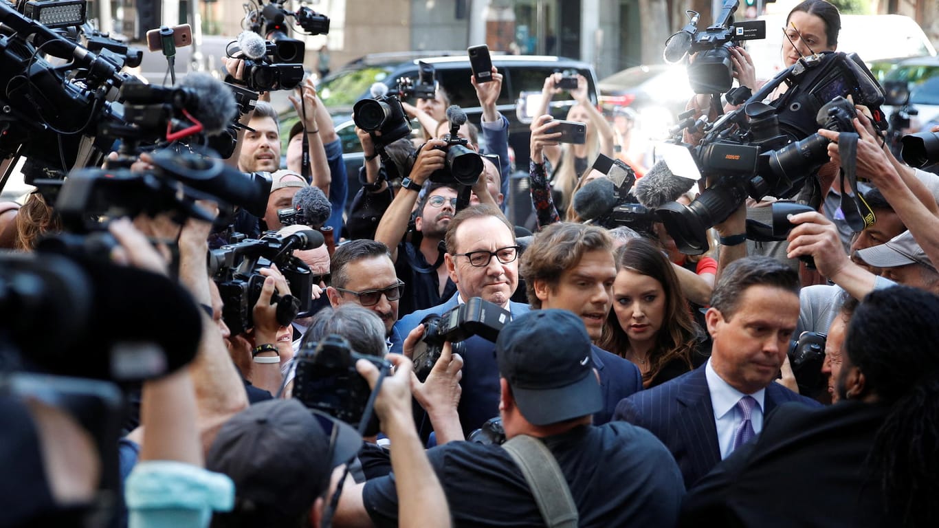 Großes Medienaufkommen bei Kevin Spaceys Ankunft am Gericht in London