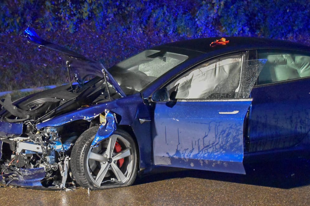 Tesla-Unfall: In einigen Fällen schaltete sich der "Autopilot" einen Augenblick vor dem Aufprall ab. Warum?