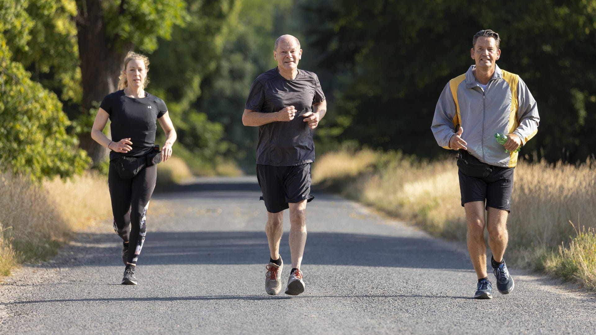 Olaf Scholz beim Joggen: Auch beim Sport wird er von zwei Sicherheitsleuten des BKA geschützt.