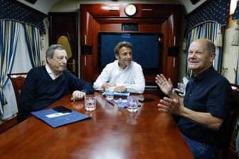 Mario Draghi, Emmanuel Macron und Olaf Scholz: Gemeinsam sind die Staats- und Regierungschefs von Italien und Frankreich mit dem Kanzler in die Ukraine gereist.