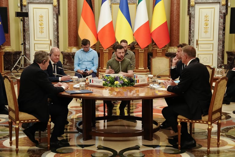 Der ukrainische Präsident empfängt seine Gäste zu einem Gespräch.