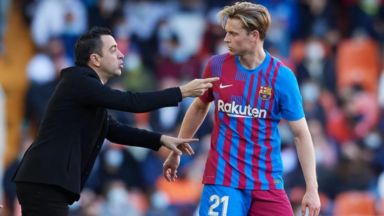 Zusammenarbeit ungewiss: Barcelonas Trainer Xavi (l.) hält große Stücke auf Frenkie de Jong, doch der Niederländer gilt als Verkaufskandidat.