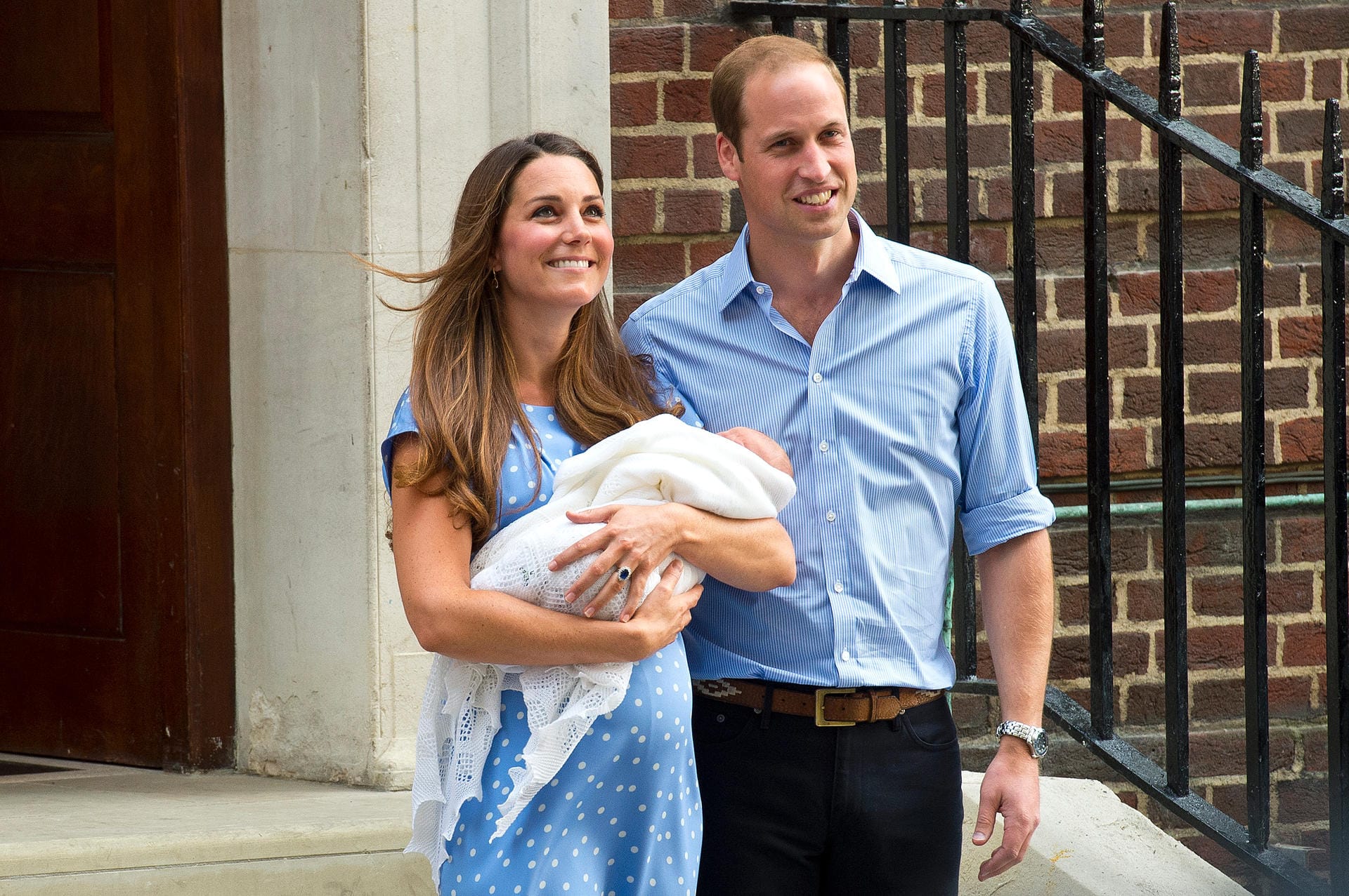 23. Juli 2013: Kate und William werden am 22. Juli erstmals Eltern und zeigen sich am Tag nach der Geburt von Prinz George erstmals vor dem Krankenhaus in London.
