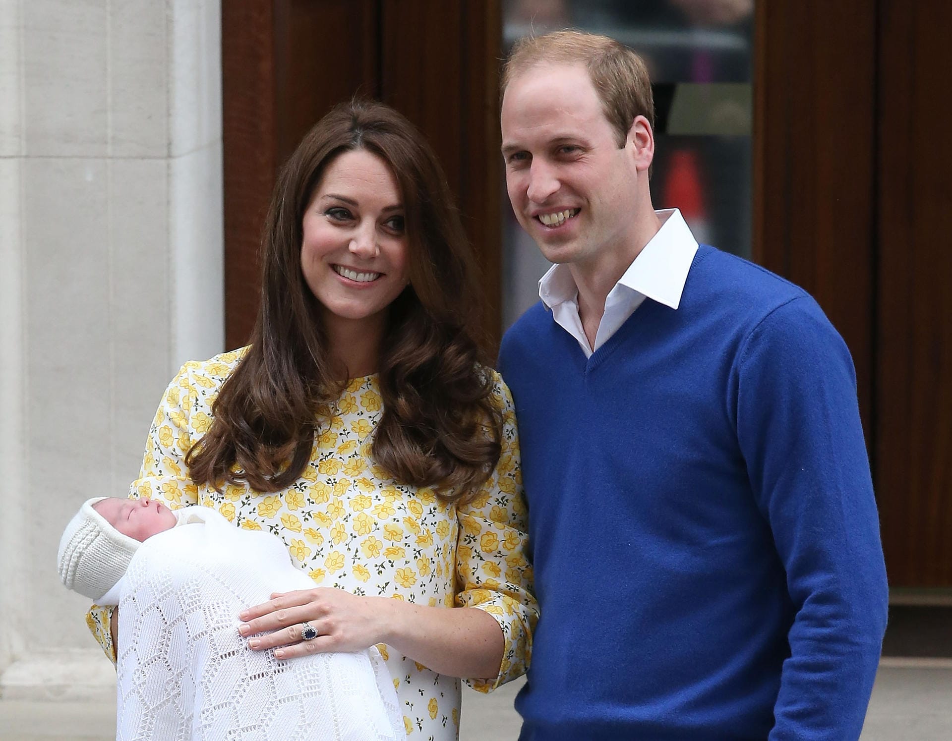 2. Mai 2015: Herzogin Kate und Prinz William freuen sich vor dem Lindo Wing des St. Mary's Hospital in London über die Geburt ihrer Tochter, Prinzessin Charlotte.