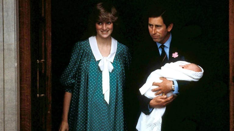 21. Juni 1982: Prinz William wird im Londoner St Mary’s Hospital als erster Sohn von Prinzessin Diana und Prinz Charles geboren. Hier zeigt sich die kleine Familie erstmals gemeinsam der Öffentlichkeit.