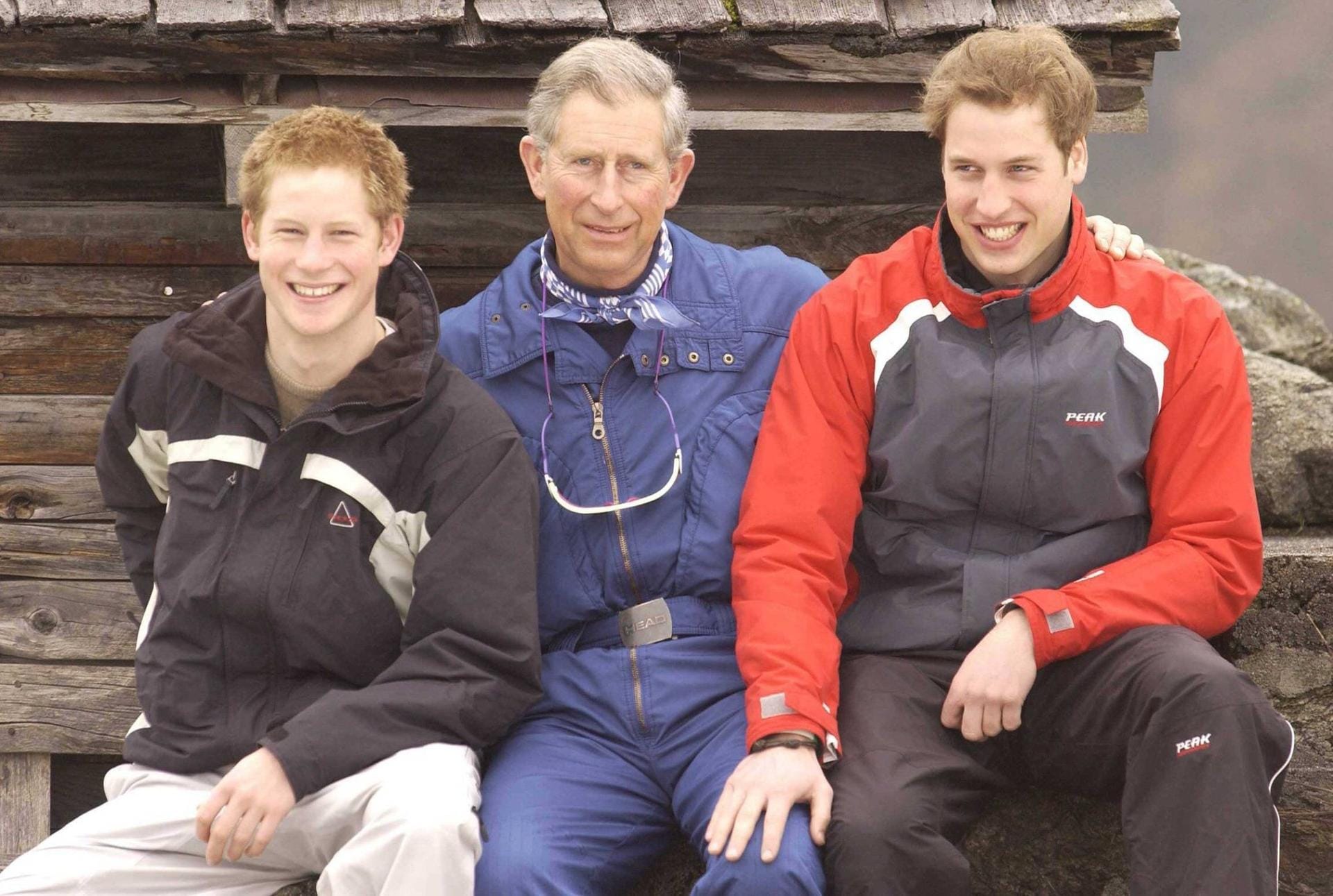 31. März 2005: Prinz William mit Bruder Harry und Vater Charles im Skiurlaub in der Schweiz