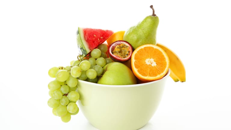 Obstschale: Früchte sind zwar gesund, enthalten aber häufig auch viel Zucker.