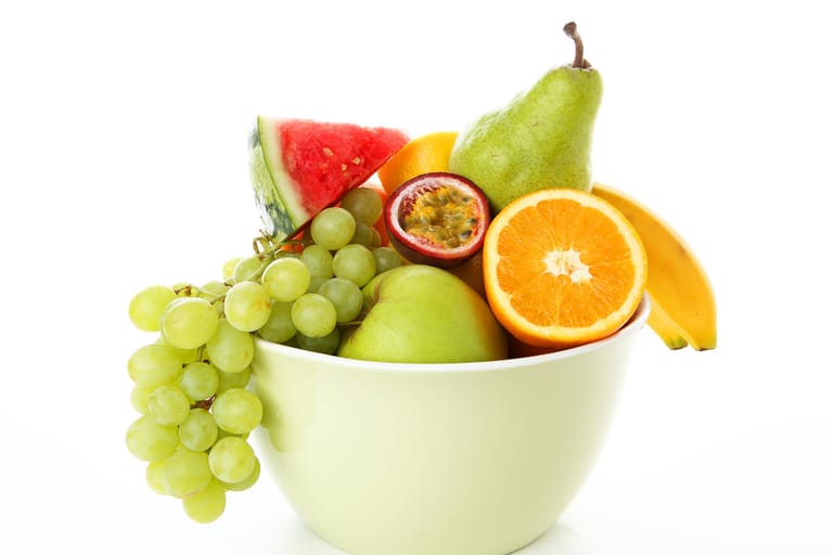 Obstschale: Früchte sind zwar gesund, enthalten aber häufig auch viel Zucker.