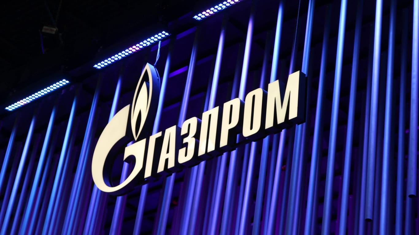 Logo des russischen Staatskonzerns Gazprom (Symbolbild): Am Mittwochabend drosselte der Konzern die Gaslieferungen nach Deutschland auf rund 40 Prozent.