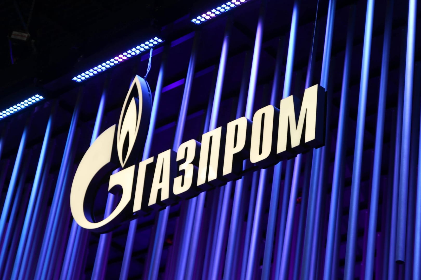 Logo des russischen Staatskonzerns Gazprom (Symbolbild): Am Mittwochabend drosselte der Konzern die Gaslieferungen nach Deutschland auf rund 40 Prozent. Logo des russischen Staatskonzerns Gazprom (Symbolbild): Am Mittwochabend drosselte der Konzern die Gaslieferungen nach Deutschland auf rund 40 Prozent.