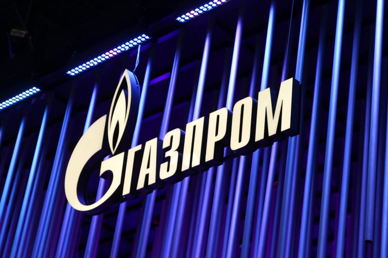Logo des russischen Staatskonzerns Gazprom (Symbolbild): Am Mittwochabend drosselte der Konzern die Gaslieferungen nach Deutschland auf rund 40 Prozent.