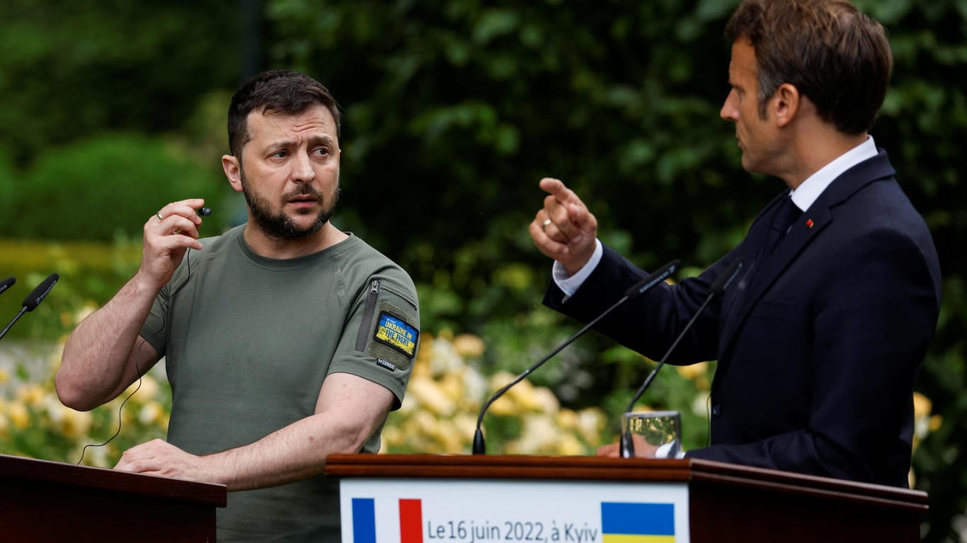 Frankreichs Präsident Macron und sein ukrainischer Amtskollege Selenskyj: "Auf jeden Fall unterstützen wir den Beitrittsstatus der Ukraine zur Europäischen Union", sagte Macron.