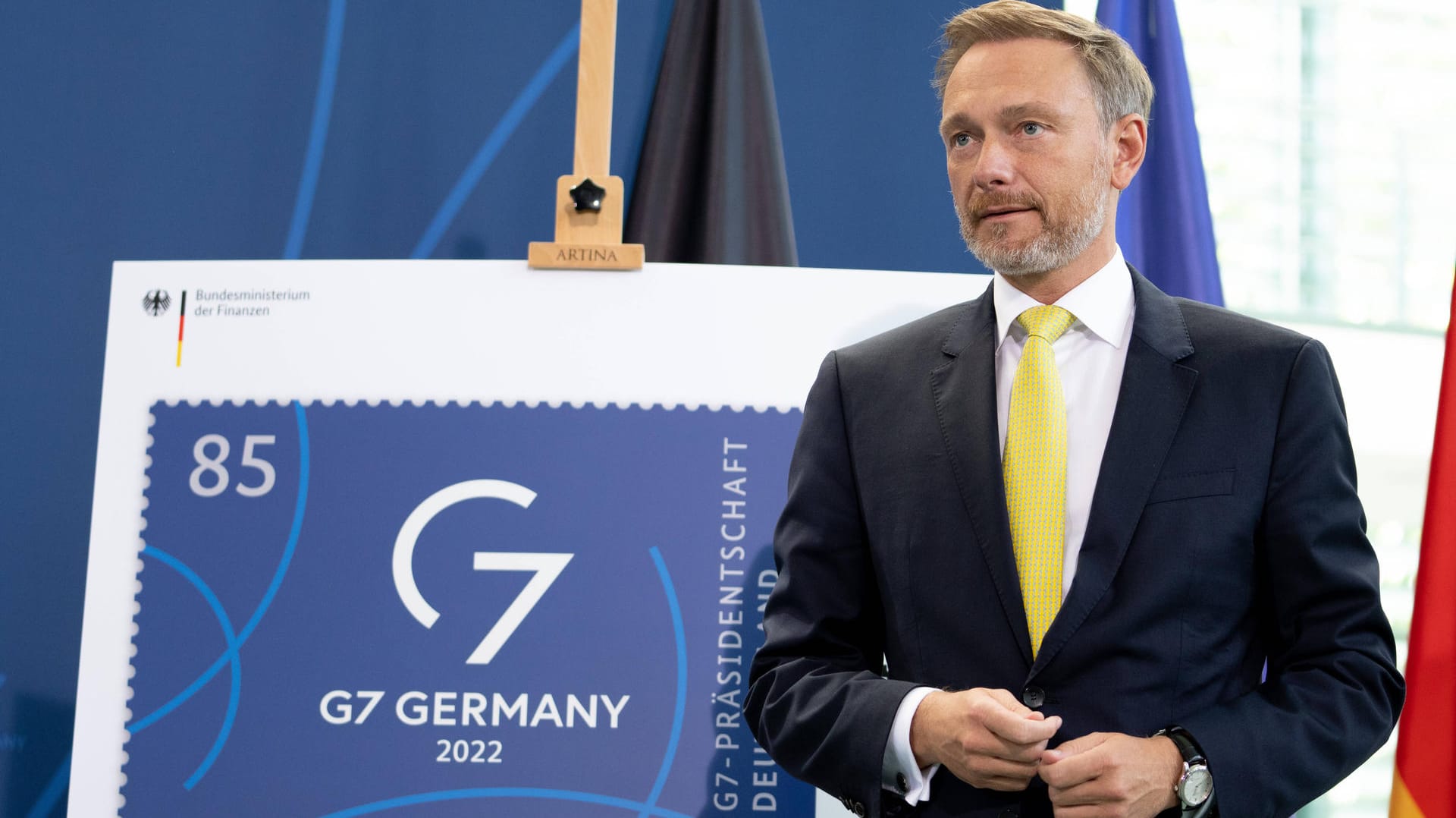 Der leichtere Teil des Jobs: Finanzminister Christian Lindner präsentiert eine Sonderbriefmarke.