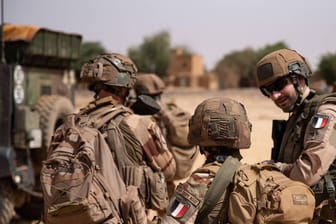 Französische Barkhane-Soldaten in Mali (Archiv): Paris will die Militäroperation in Nigers Nachbarland beenden.