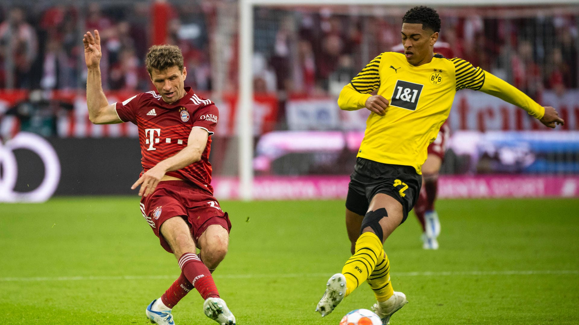 Bayerns Thomas Müller (l.) gegen Dortmunds Jude Bellingham: An welchem Spieltag findet das Bundesliga-Topspiel in der neuen Saison statt? Bayerns Thomas Müller (l.) gegen Dortmunds Jude Bellingham: An welchem Spieltag findet das Bundesliga-Topspiel in der neuen Saison statt?