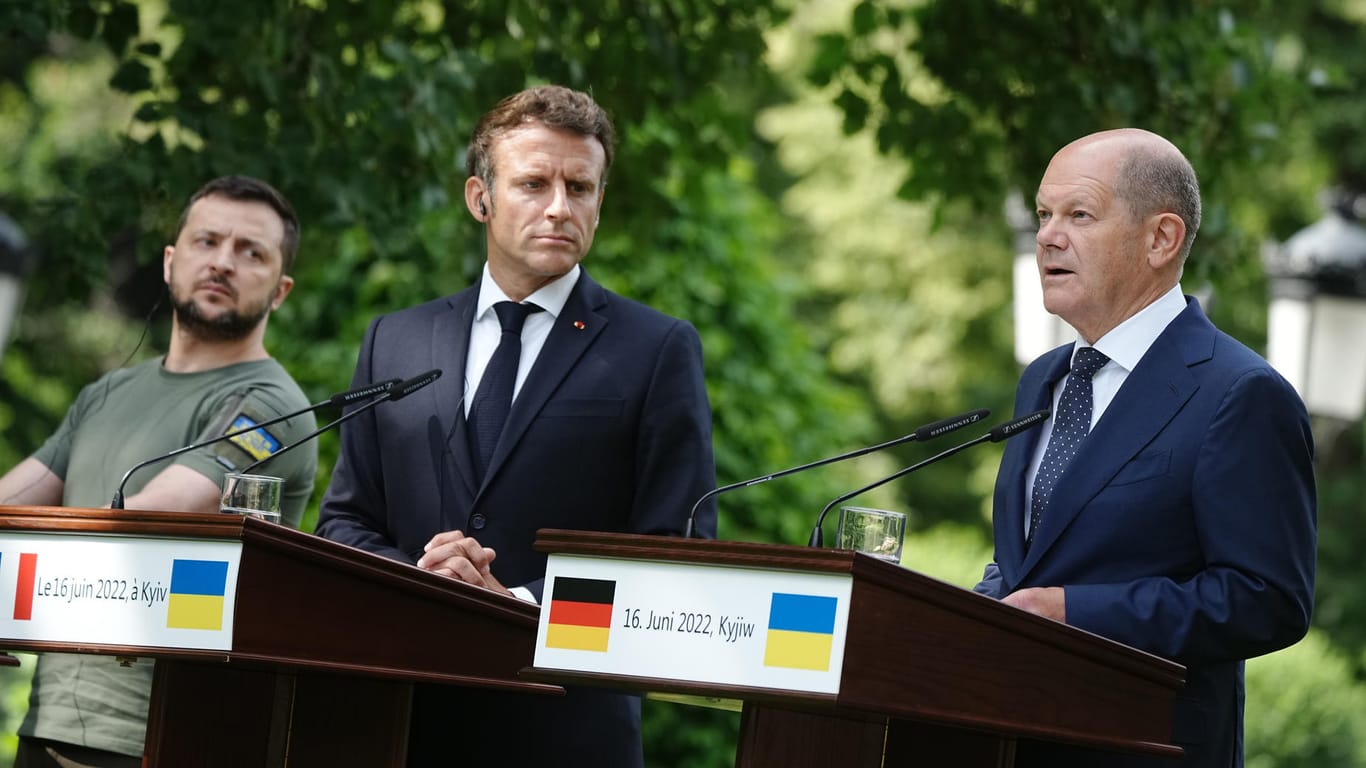 Pressekonferenz in Kiew: Kanzler Olaf Scholz (rechts) war gemeinsam mit Frankreichs Präsident Macron (Mitte), Italiens Regierungschef Draghi und dem rumänischen Staatschef Iohannis bei Selenskyj (links) zu Gast.