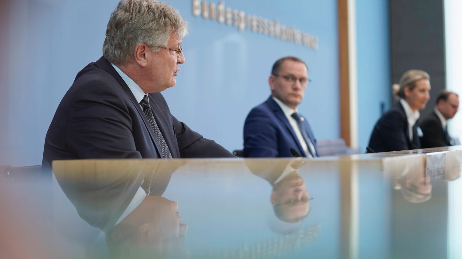 Skeptischer Blick: Bei einem ihrer letzten gemeinsamen Auftritte zerlegten sich Chrupalla, Weidel und Meuthen sich vor laufenden Kameras.