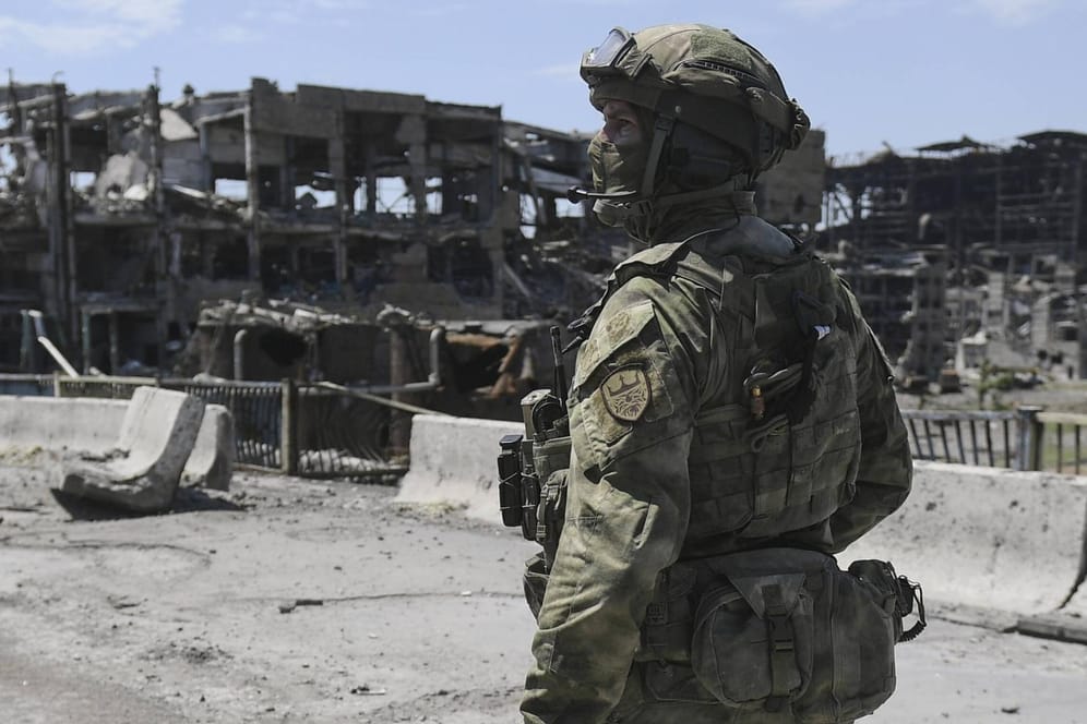 Russisches Militär in Mariupol: Es ist unklar, wie viele Soldaten bereits im Krieg starben.