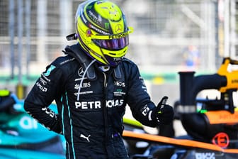 Lewis Hamilton: Der Mercedes-Pilot zeigt nach dem GP von Baku an, Rückenschmerzen zu haben.