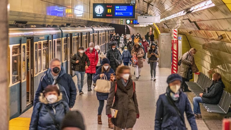 Münchener U-Bahn: Kommt die Maskenpflicht abseits des Zugverkehrs im Herbst wieder?